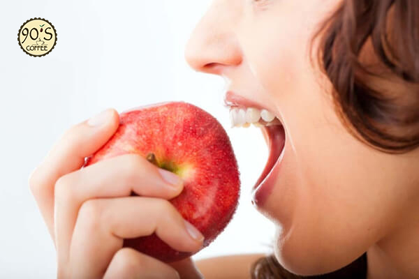 ăn táo nhiều khiến men răng yếu