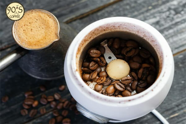 Máy xay cafe sử dụng cối kiểu lưỡi cắt.