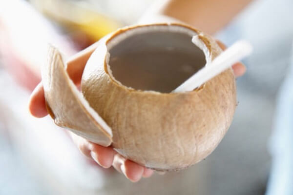 Nước dừa thích hợp để bổ sung vào chế độ ăn giảm cân.