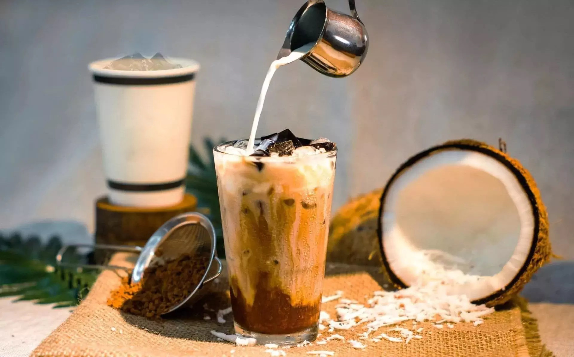 Trang trí ly sinh tố dừa cafe (Nguồn: Internet)