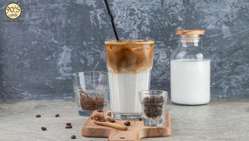 Cà phê sữa chua rắc thêm bột cacao để trang trí