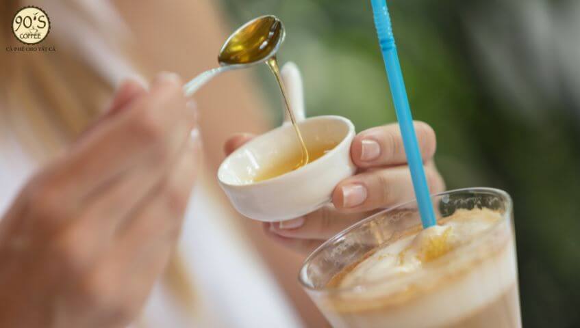 Cà phê sữa chua thêm mật ong thay thế sữa đặc