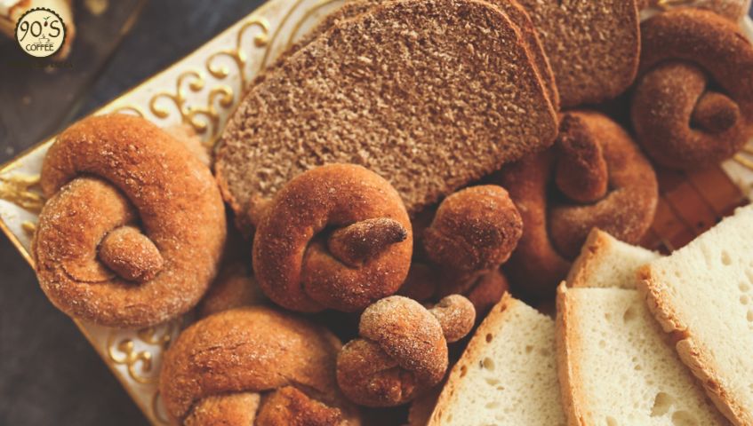 Bánh mì nguyên cám trước khi uống cà phê cũng là một lựa chọn tốt