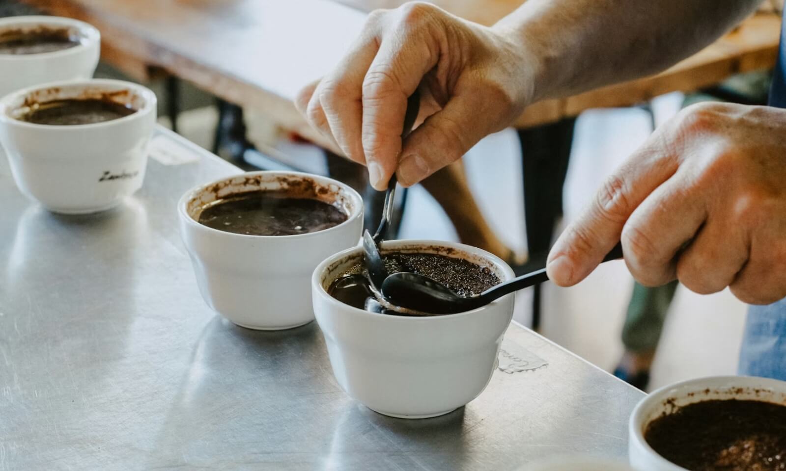 Chuyên gia đang thực hiện cupping cà phê chuyên nghiệp