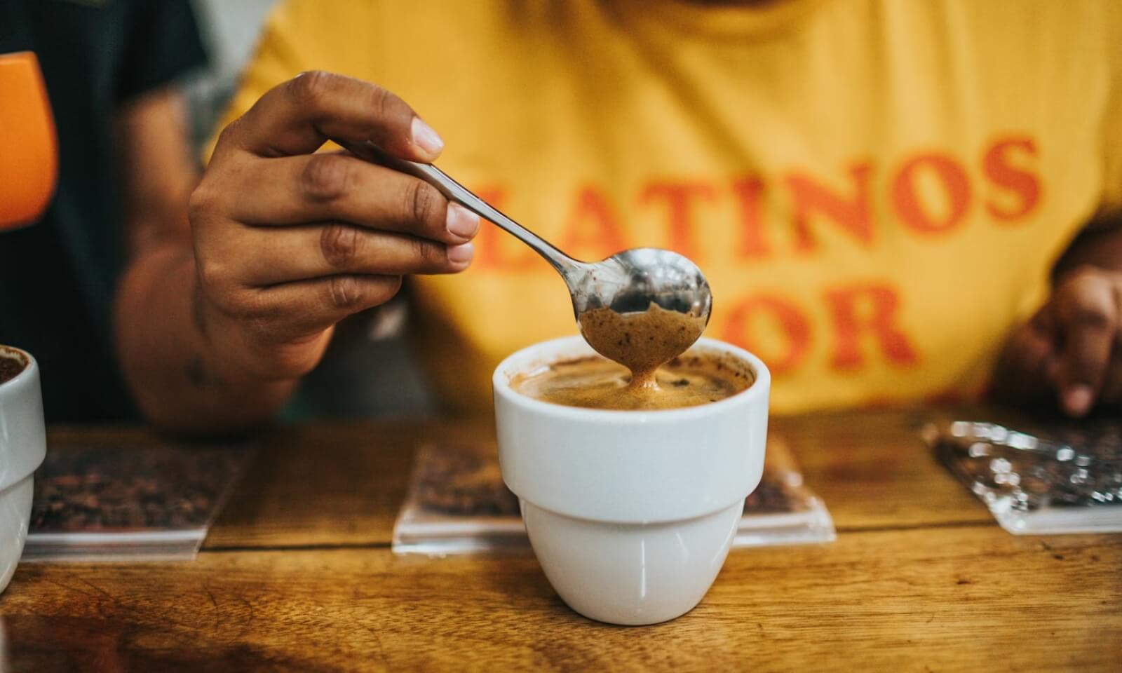 Hương ướt aroma sau khi rót nước, vẫy lớp bọt (break curst) để giải phóng hương caramel, socola mạnh mẽ